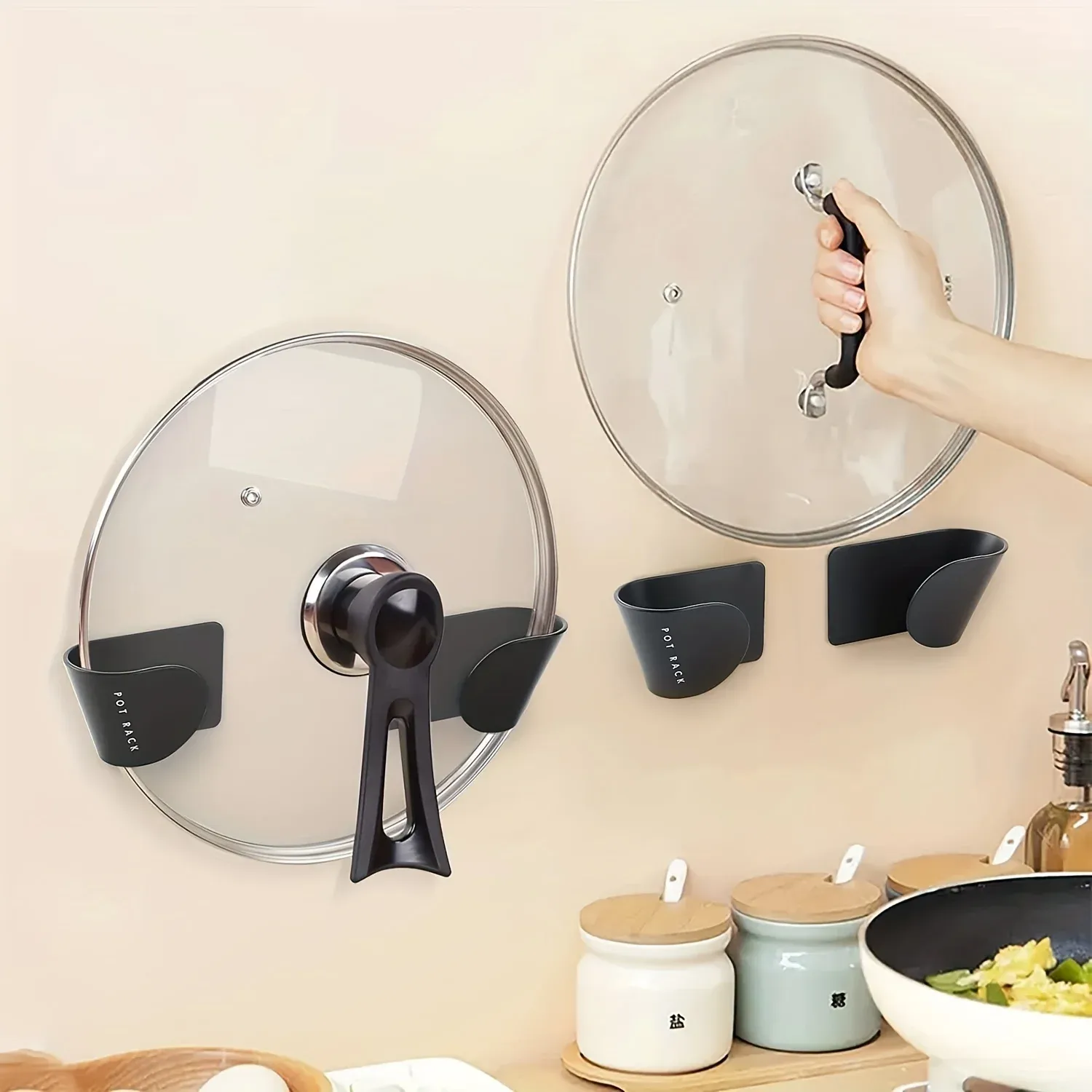 Couvercles de casserole rangés sur leur support mural