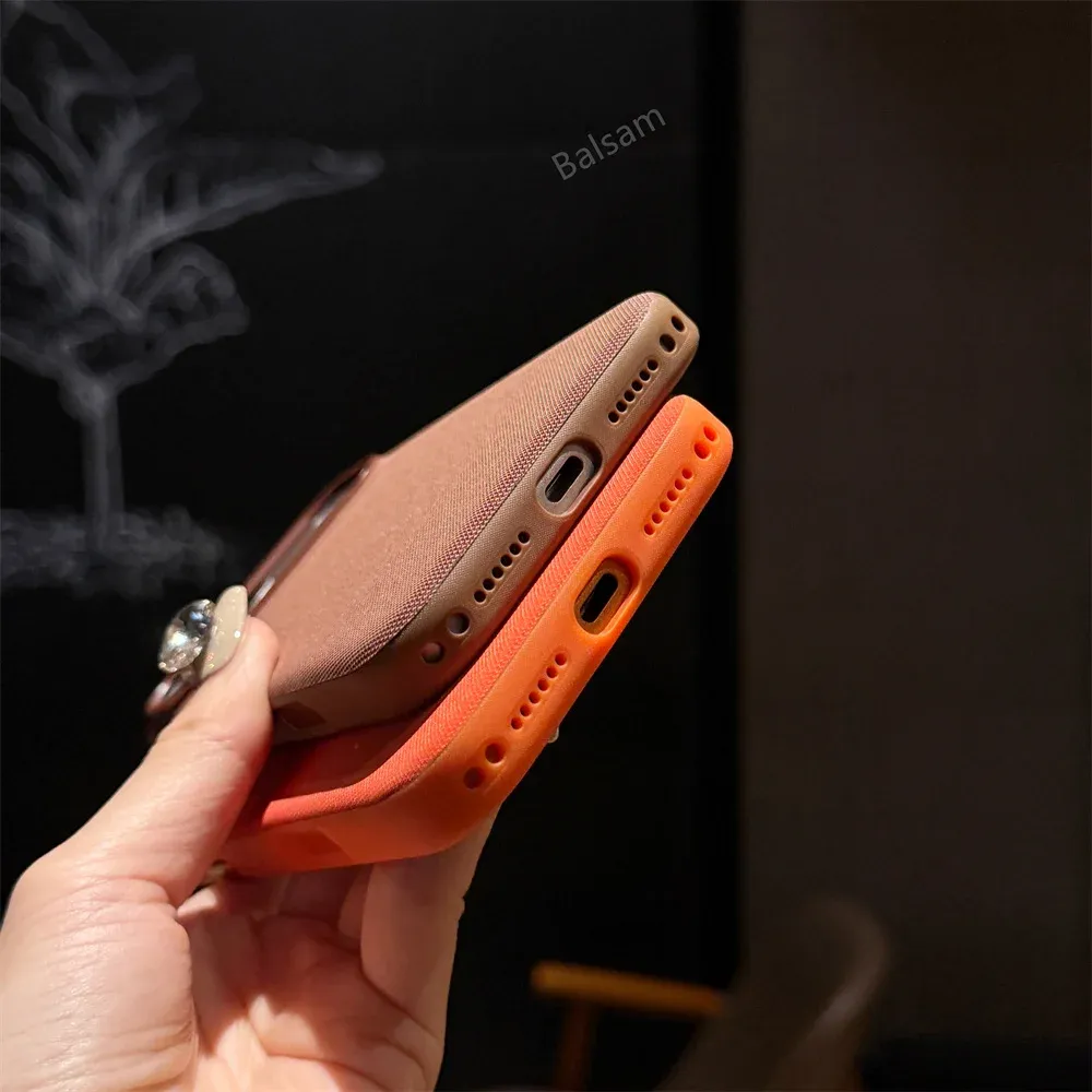 Coque MagSafe Tech Woven sous différents angles