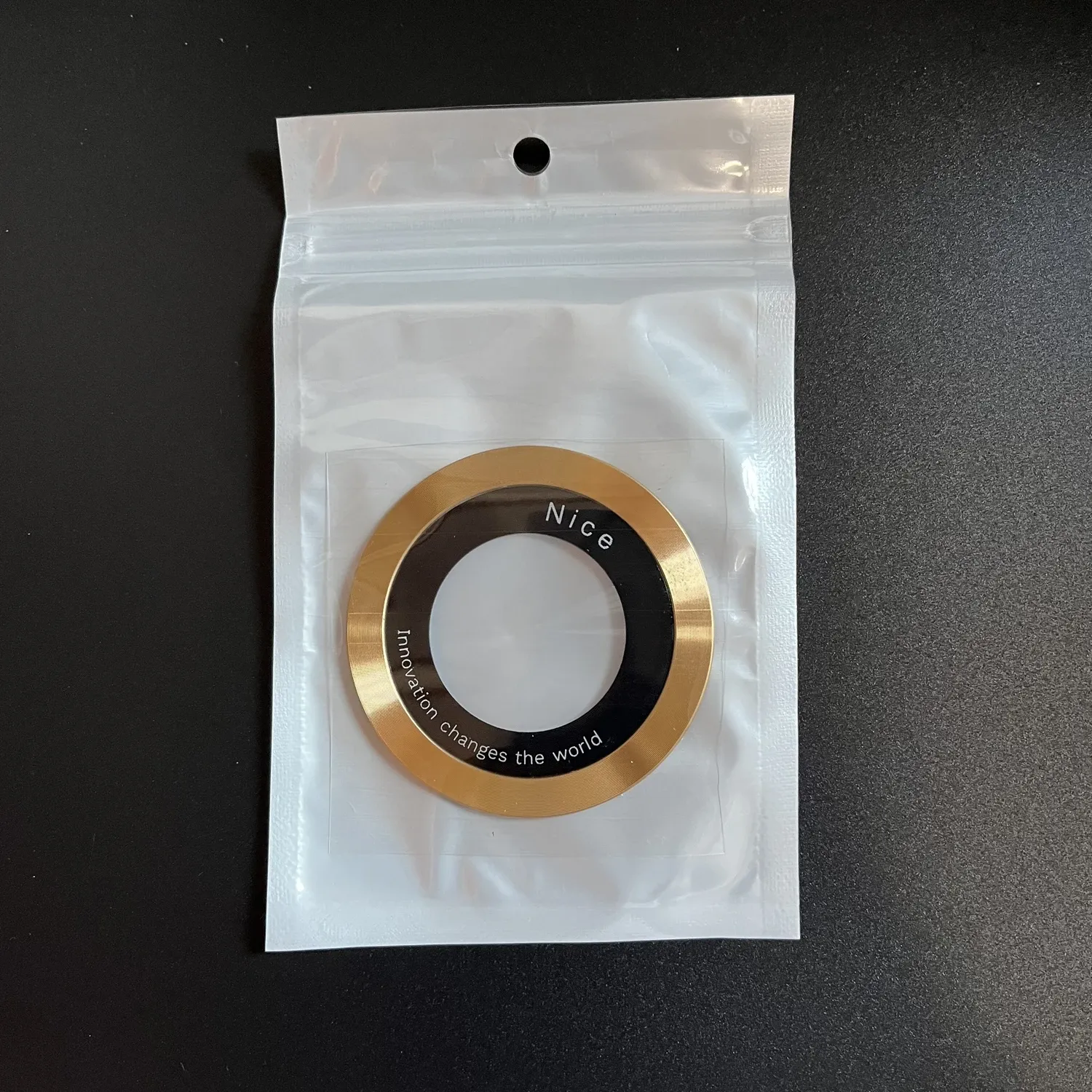 Plaque magnétique auto-adhésive pour support de chargeur