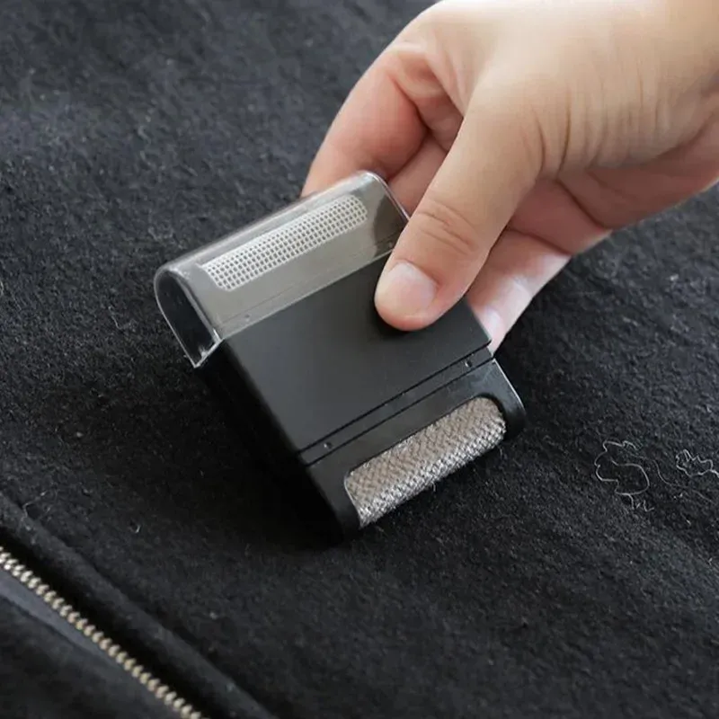Utilisation de la brosse anti-peluches sur un pull