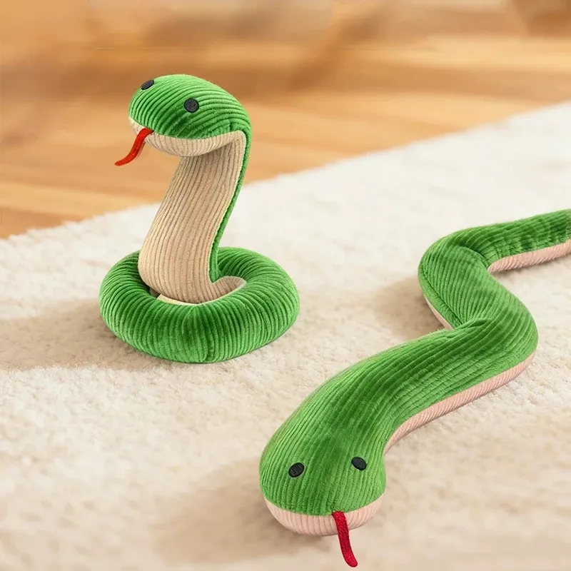 Jouet interactif serpent pour chat, ambiance intérieure