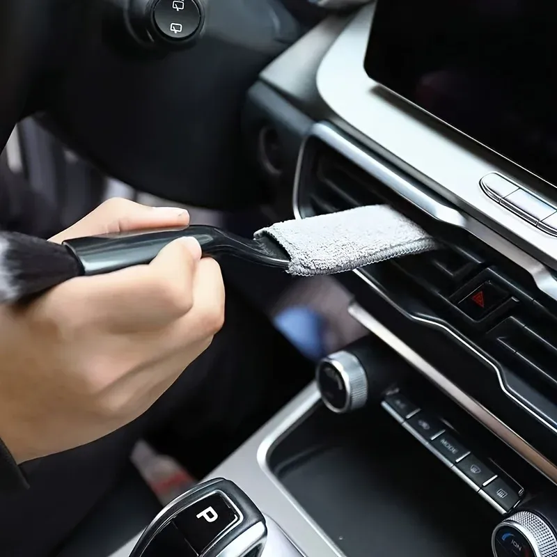 Brosse de détail utilisée pour le nettoyage intérieur de voiture