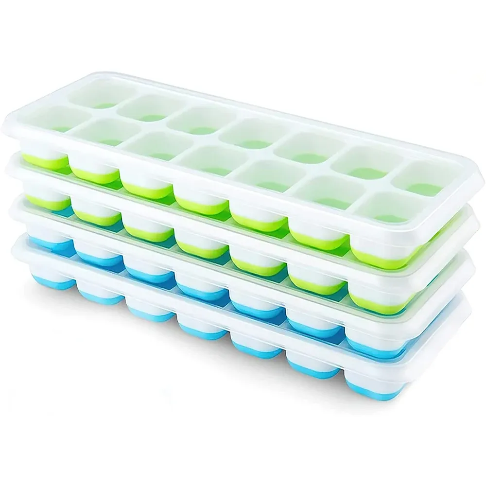 Glaçons carrés préparés dans le moule en silicone