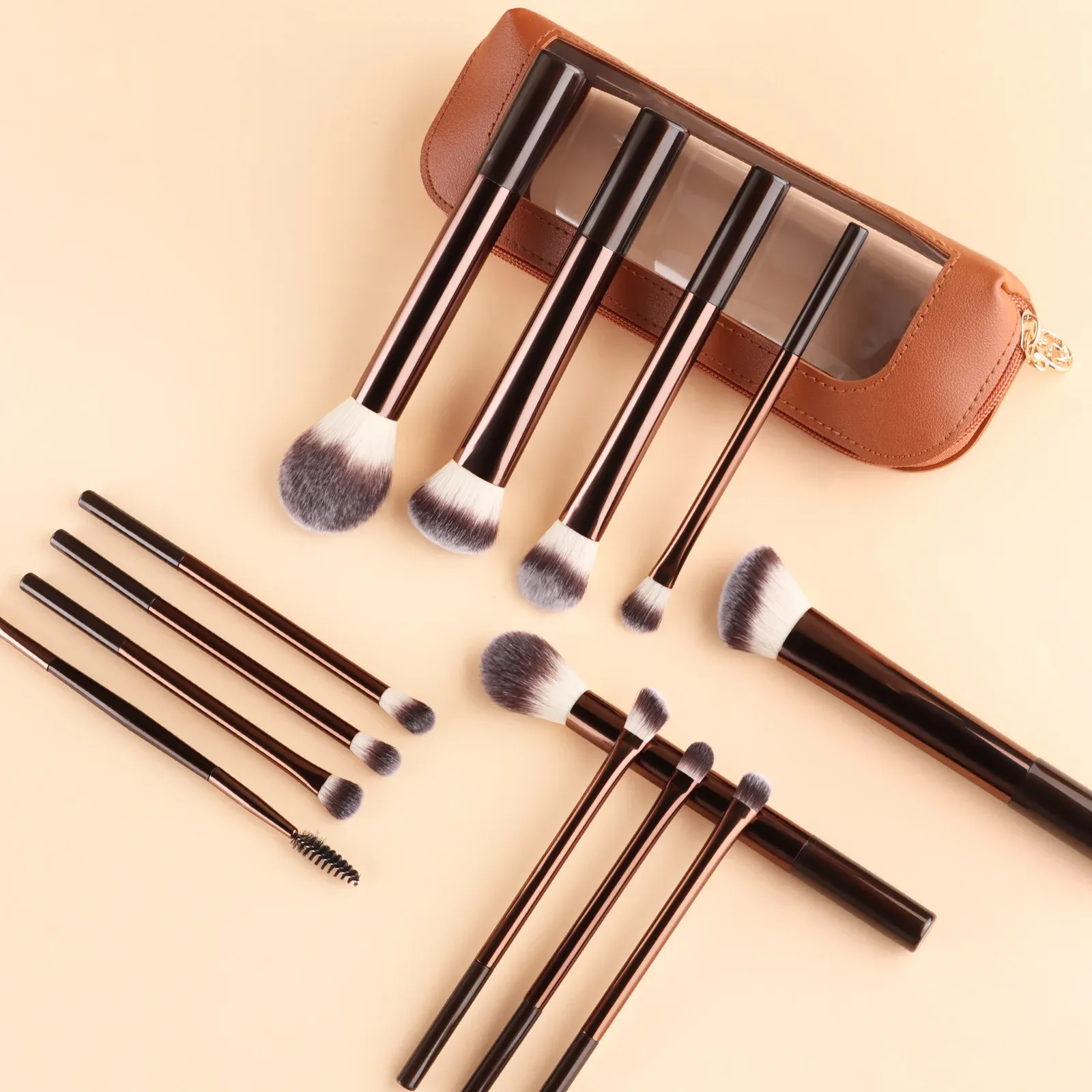 Détail des poils denses des pinceaux de maquillage