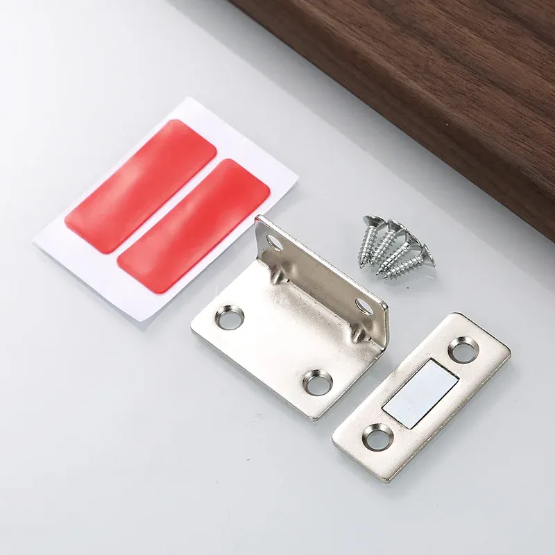 Loquet magnétique sur une porte de cuisine