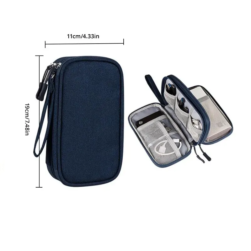 Sac de rangement portable pour appareils numériques et accessoires de voyage, avec câbles USB, casque et boîtier de charge. Disponible en rose, gris, noir et bleu marine. 8
