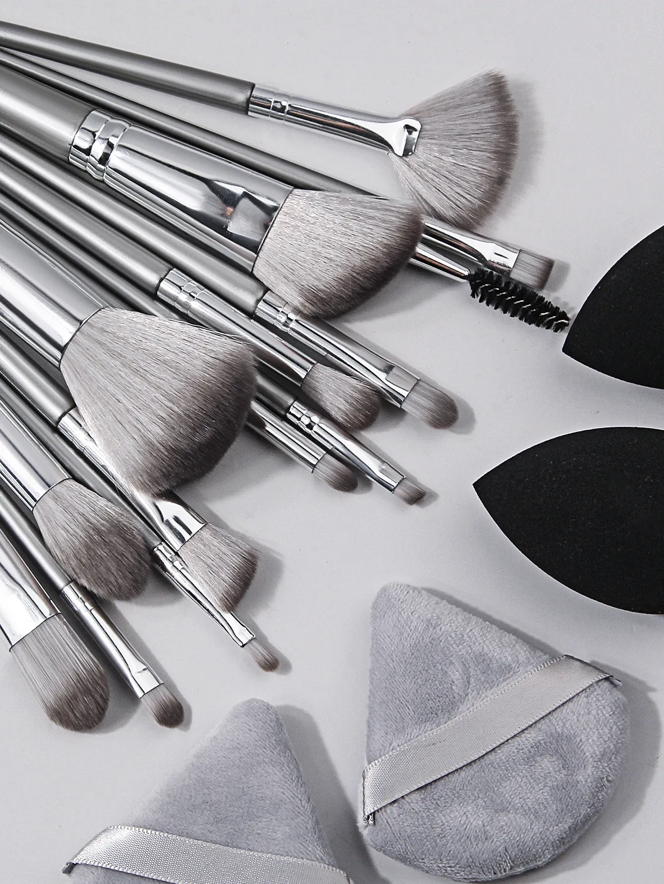 Ensemble de 14 pinceaux de maquillage portables et doux, 2 éponges de maquillage double usage (humide et sèche) et 2 éponges triangulaires pour poudre 5