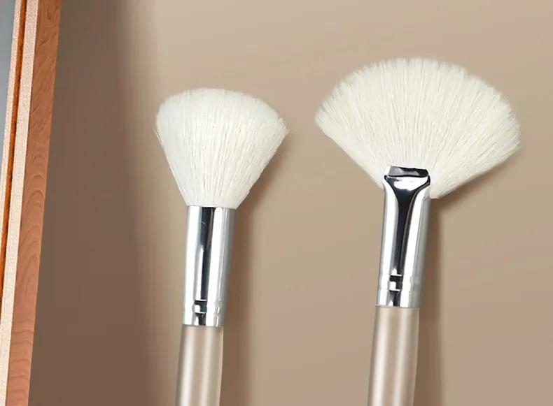 Application de masque facial avec la brosse