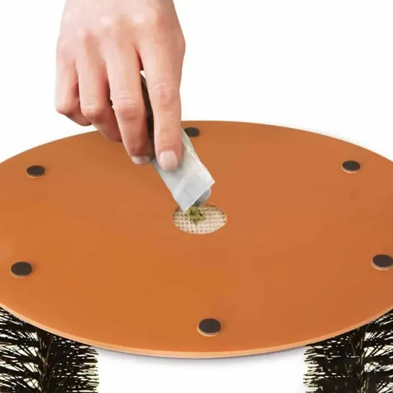 Chat se faisant brosser avec le jouet