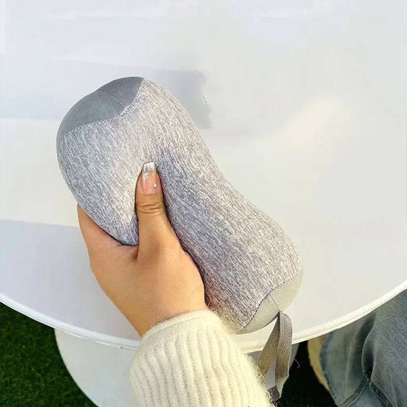 Coussin cervical en U en situation de voyage