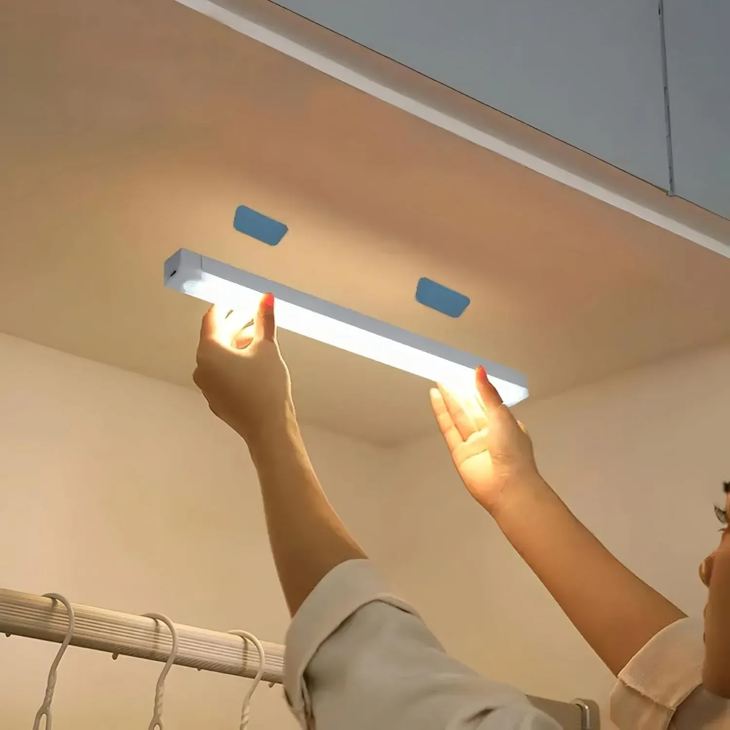 Lampe LED PSP installée dans un placard