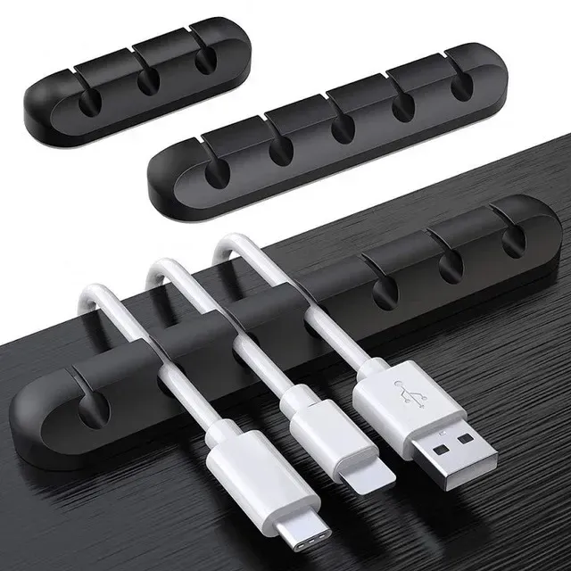 Clips adhésifs de gestion de câbles en situation sur un bureau