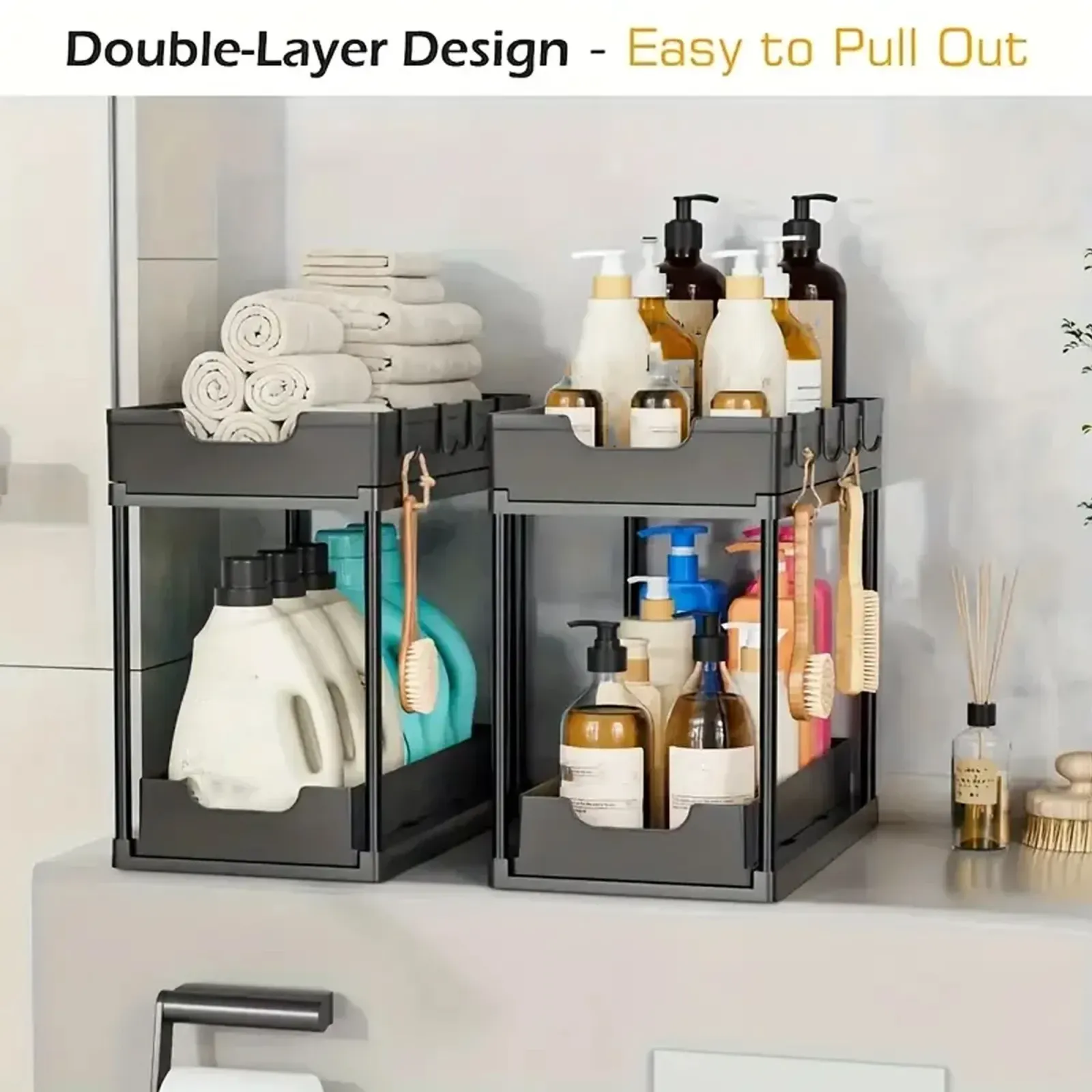 Rangement sous évier avec produits d'entretien