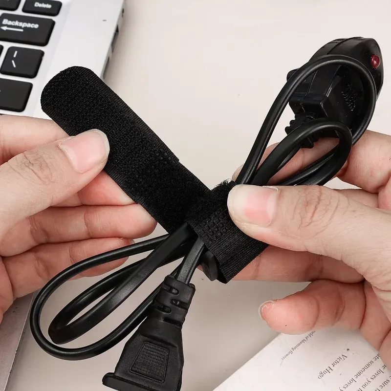 Gestion des cordons avec attaches réglables
