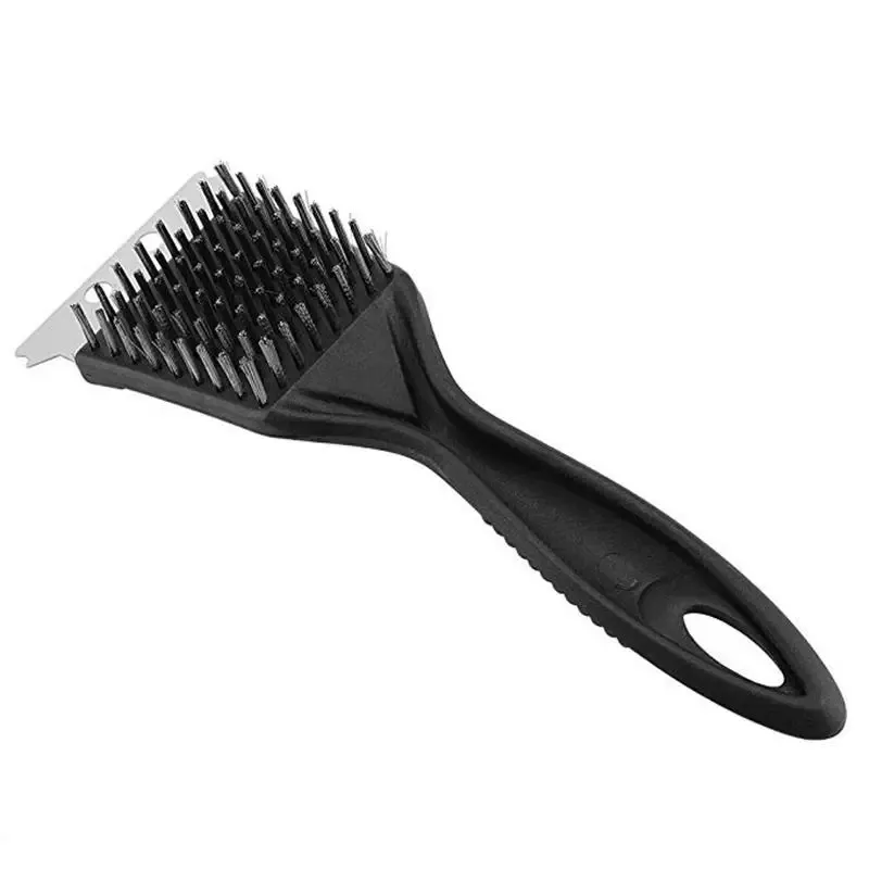 Brosse de nettoyage pour barbecue en usage