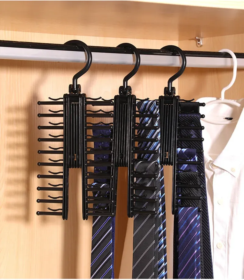 Accrochage de ceintures et foulards sur le support