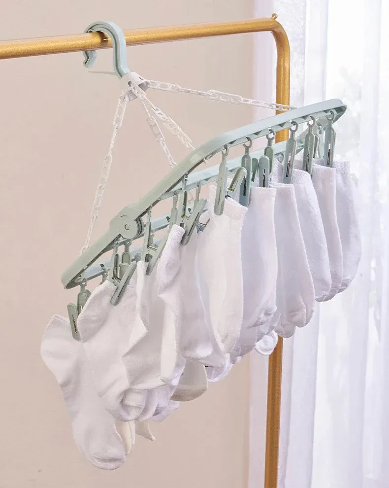 Cintre anti-goutte pliable, détail des pinces