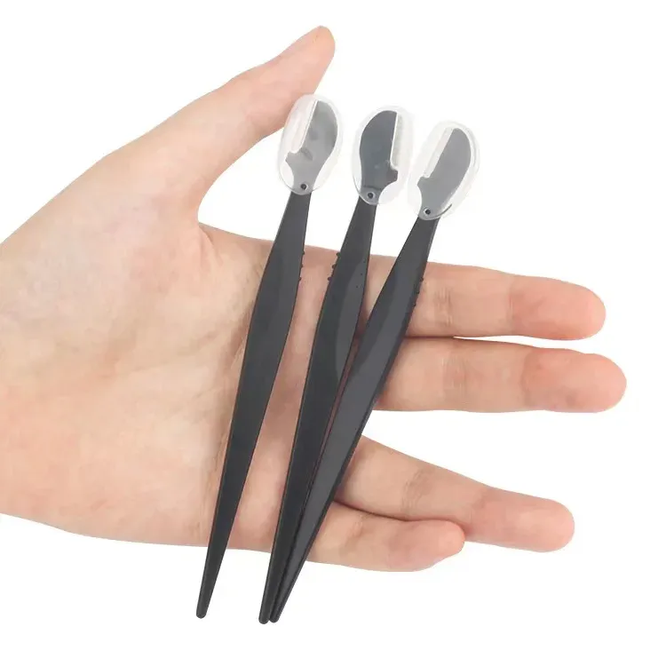 Rasoir de sourcils, vue rapprochée