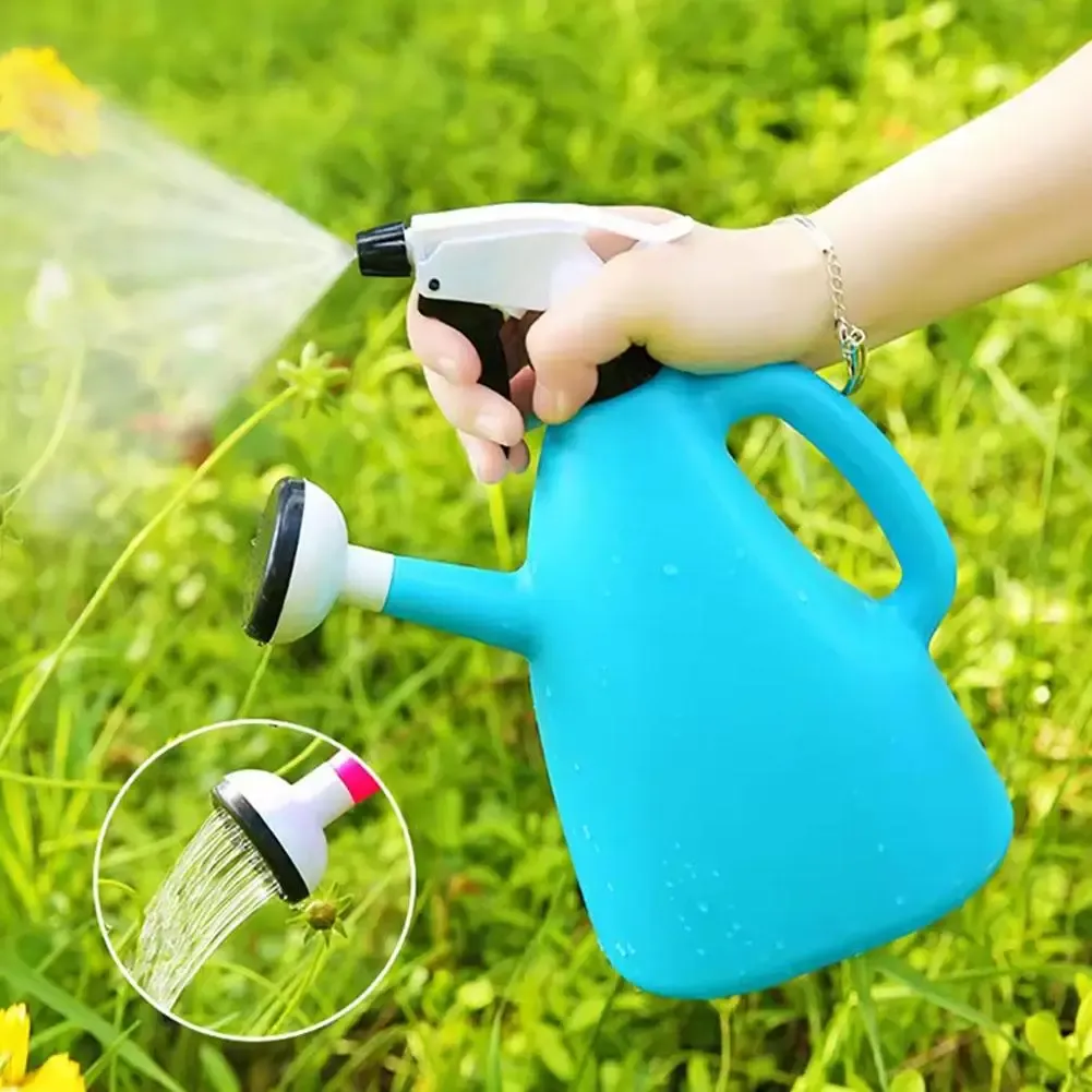 Pulvérisateur à main pour plantes, en utilisation