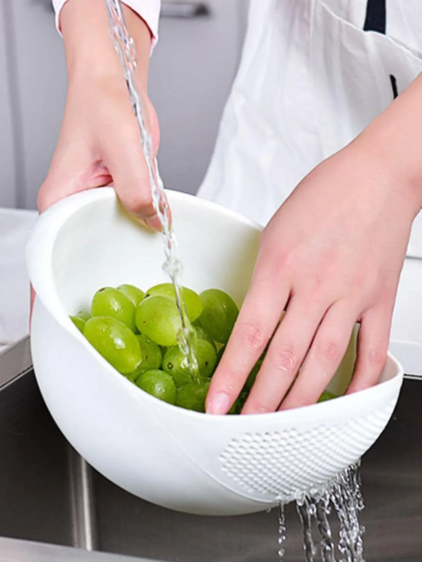 Panier de vidange en situation d'utilisation en cuisine