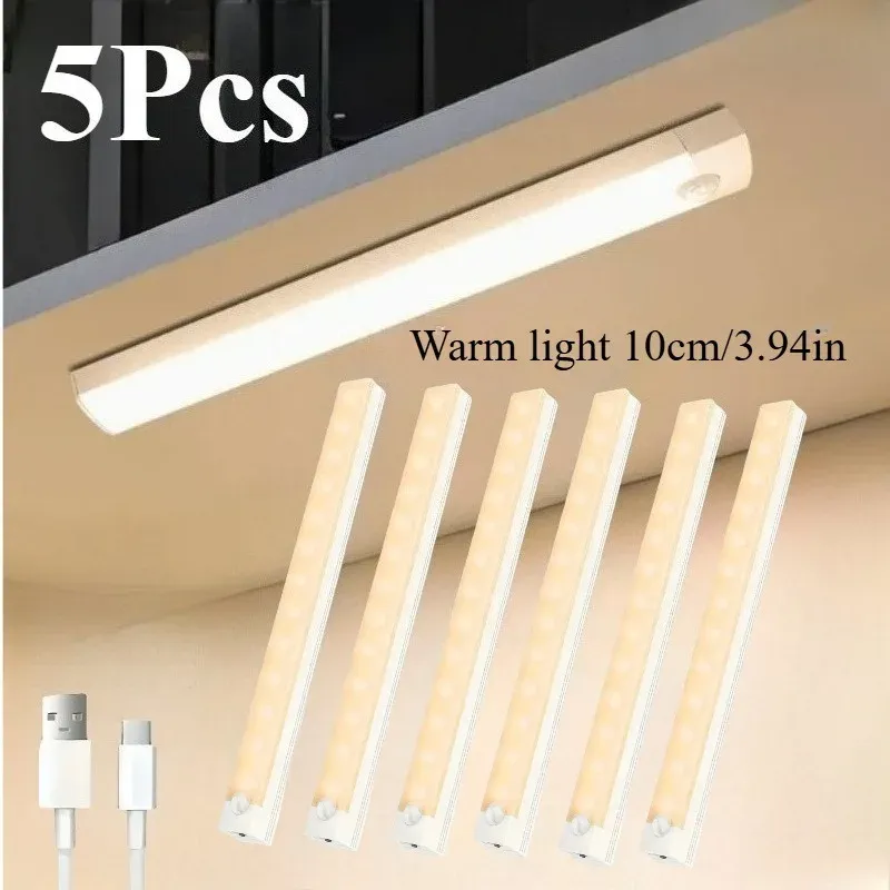 Éclairage LED sous un meuble de cuisine en ambiance nocturne