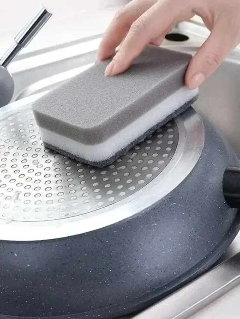 Éponge en situation d'utilisation en cuisine