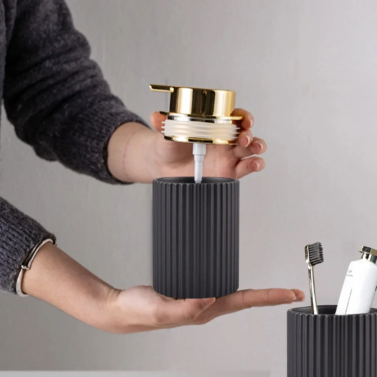 Distributeur de savon moussant noir pour salle de bain et cuisine, flacon à pompe pour savon mains et vaisselle 4