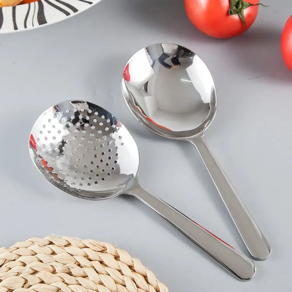 Cuillère de service dans un contexte de service