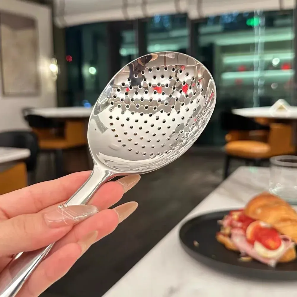 Cuillère de service avec trous de drainage