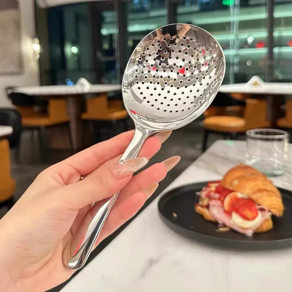 Cuillère de service en usage en cuisine