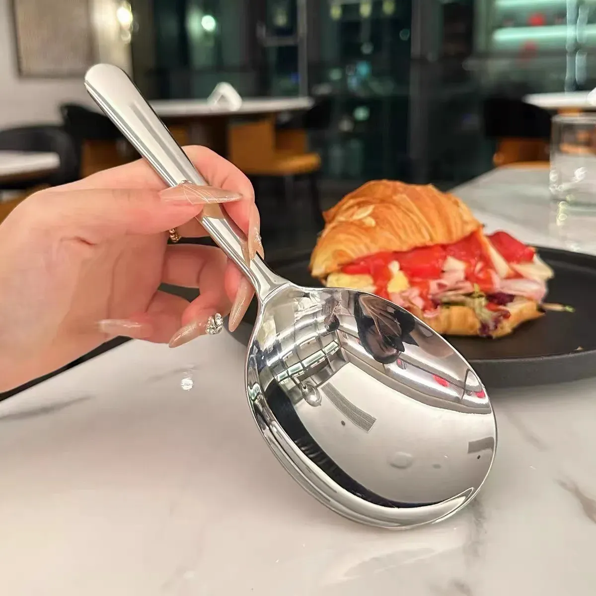 Grande cuillère de service à trous à manche court, résistante à la chaleur et facile à nettoyer 7