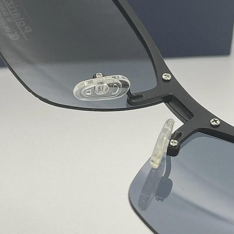 Lunettes de soleil, vue de trois quarts