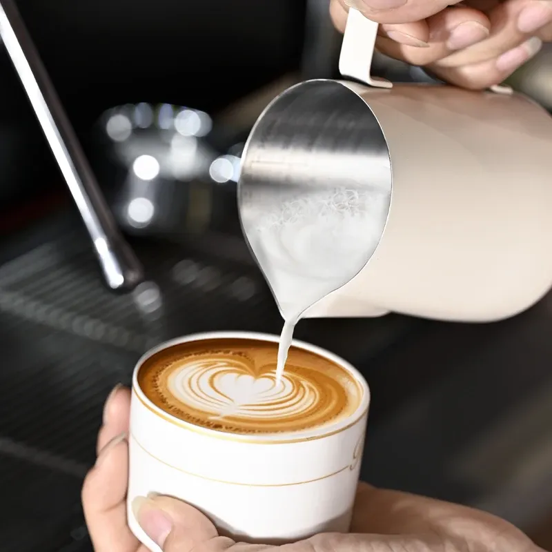 Pichet à mousse de lait 350/500 ml en acier inoxydable pour café, pichet à lait pour barista, mousseur à expresso et à vapeur, tasse à latte 4