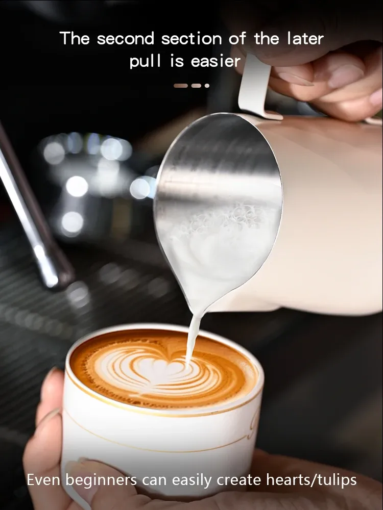 Pichet à lait posé à côté d'une machine à expresso