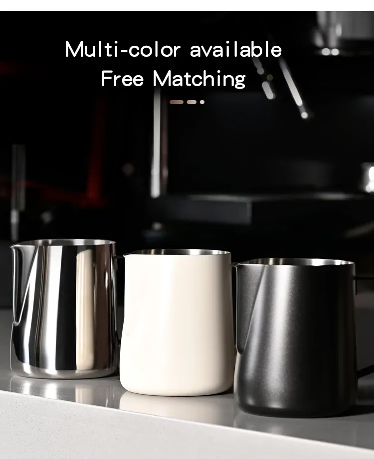 Pichet à mousse de lait dans un café moderne