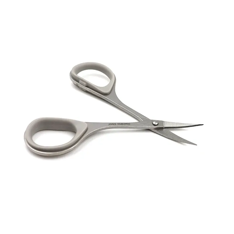 Ciseaux à sourcils professionnels, utilisation en situation