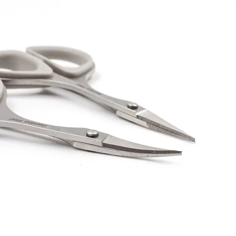 Ciseaux à sourcils professionnels, finition et ergonomie