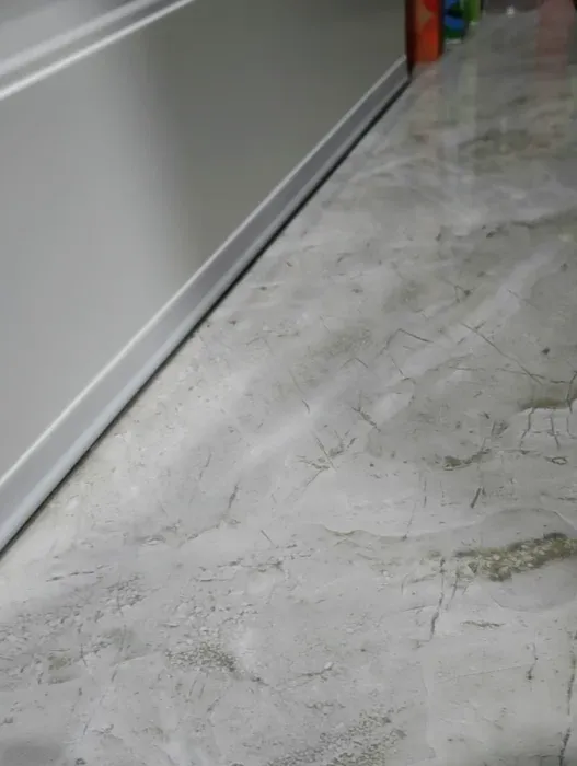 Bande d'étanchéité en PVC pour bas de porte, vue détaillée