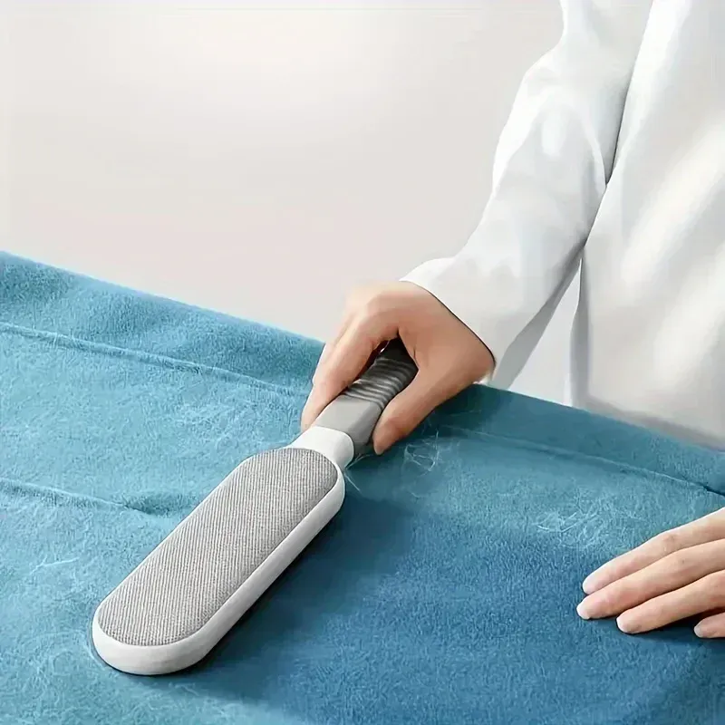 Brosse anti-poils électrostatique double face, en utilisation sur tapis