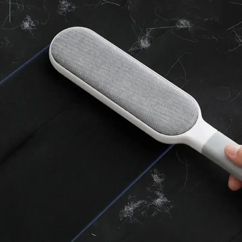 Brosse anti-poils électrostatique double face, en utilisation sur vêtements