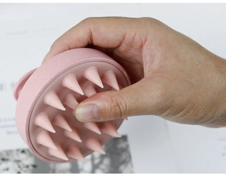 Brosse de massage pour cuir chevelu, sous différents angles