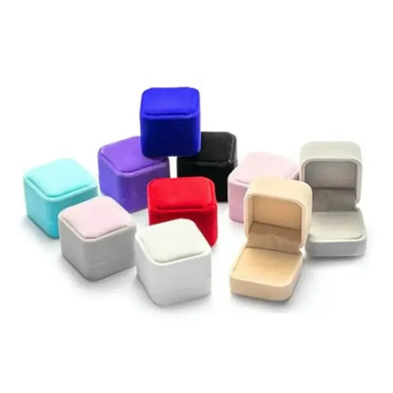 Le title is already in French, so I'll produce a cleaner, professional French version without the keyword stuffing.

Emballage de bijoux, organisateur de colliers, boîte à bagues, boîte-cadeau, support pour boucles d'oreilles 5