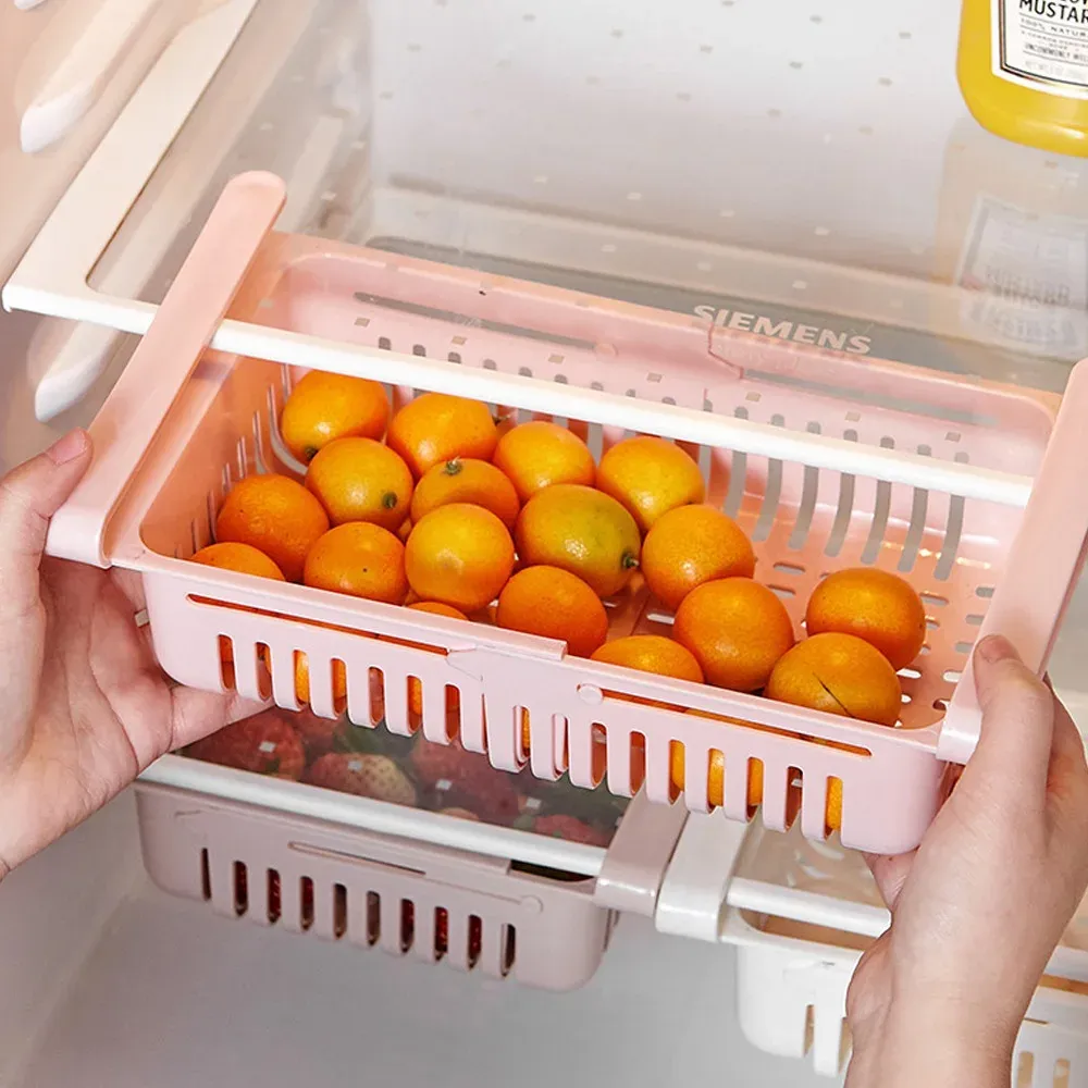 Organisateur de réfrigérateur rempli d'œufs et de fruits
