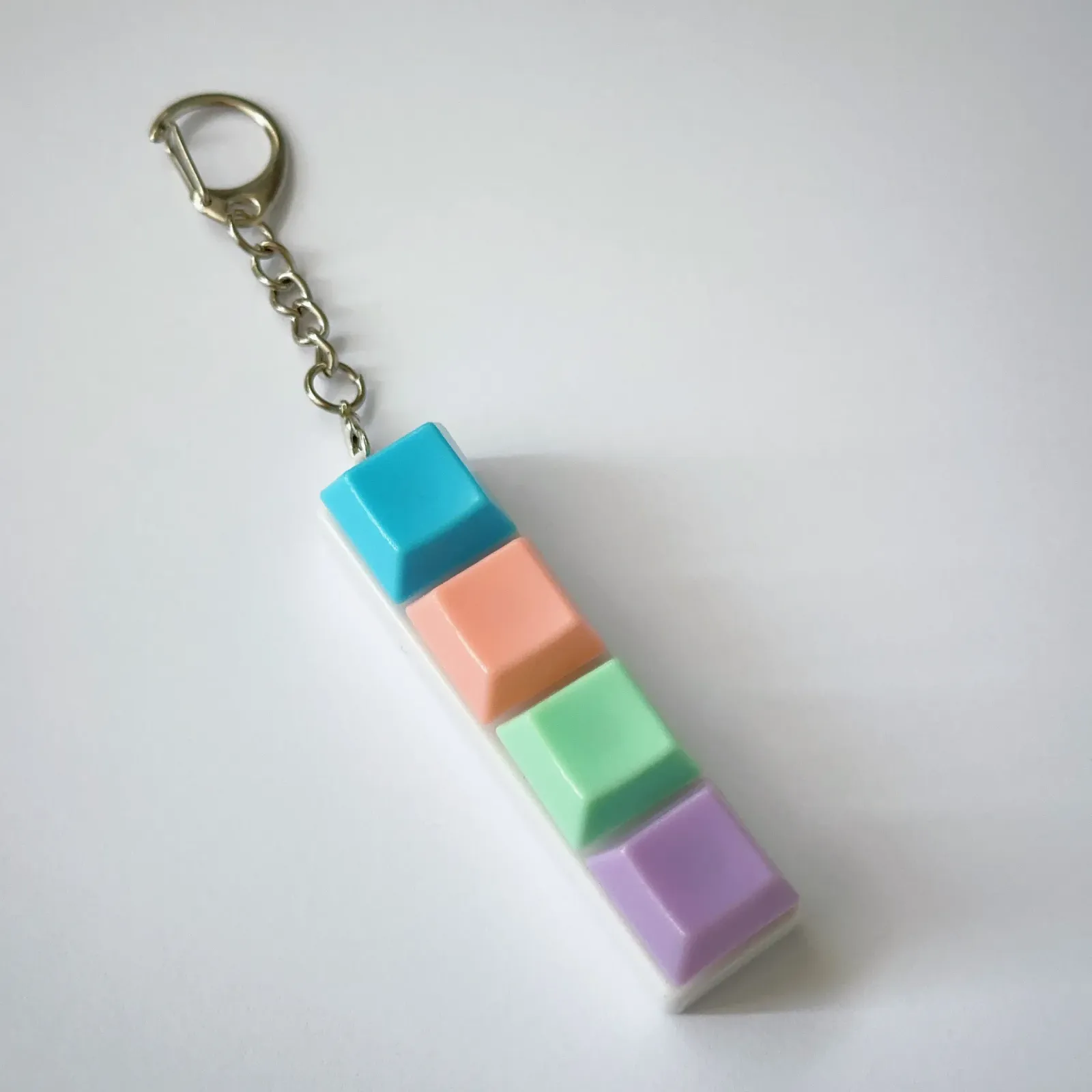 Clavier mécanique porte-clés sous différents angles