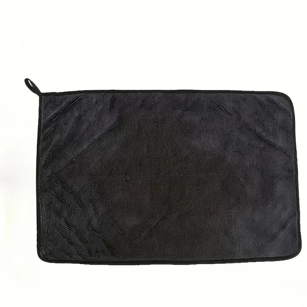 Serviette microfibre en utilisation sur véhicule