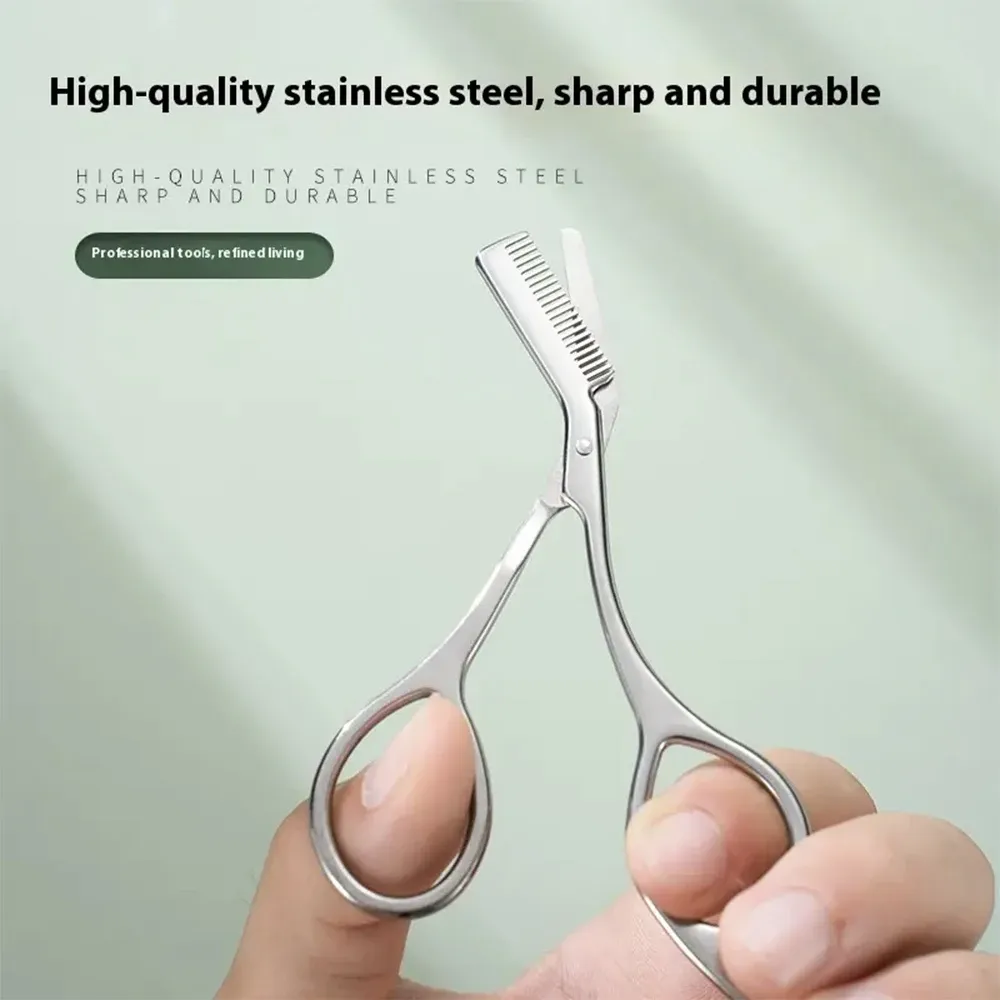 Ciseaux à sourcils avec peignes en situation d'utilisation