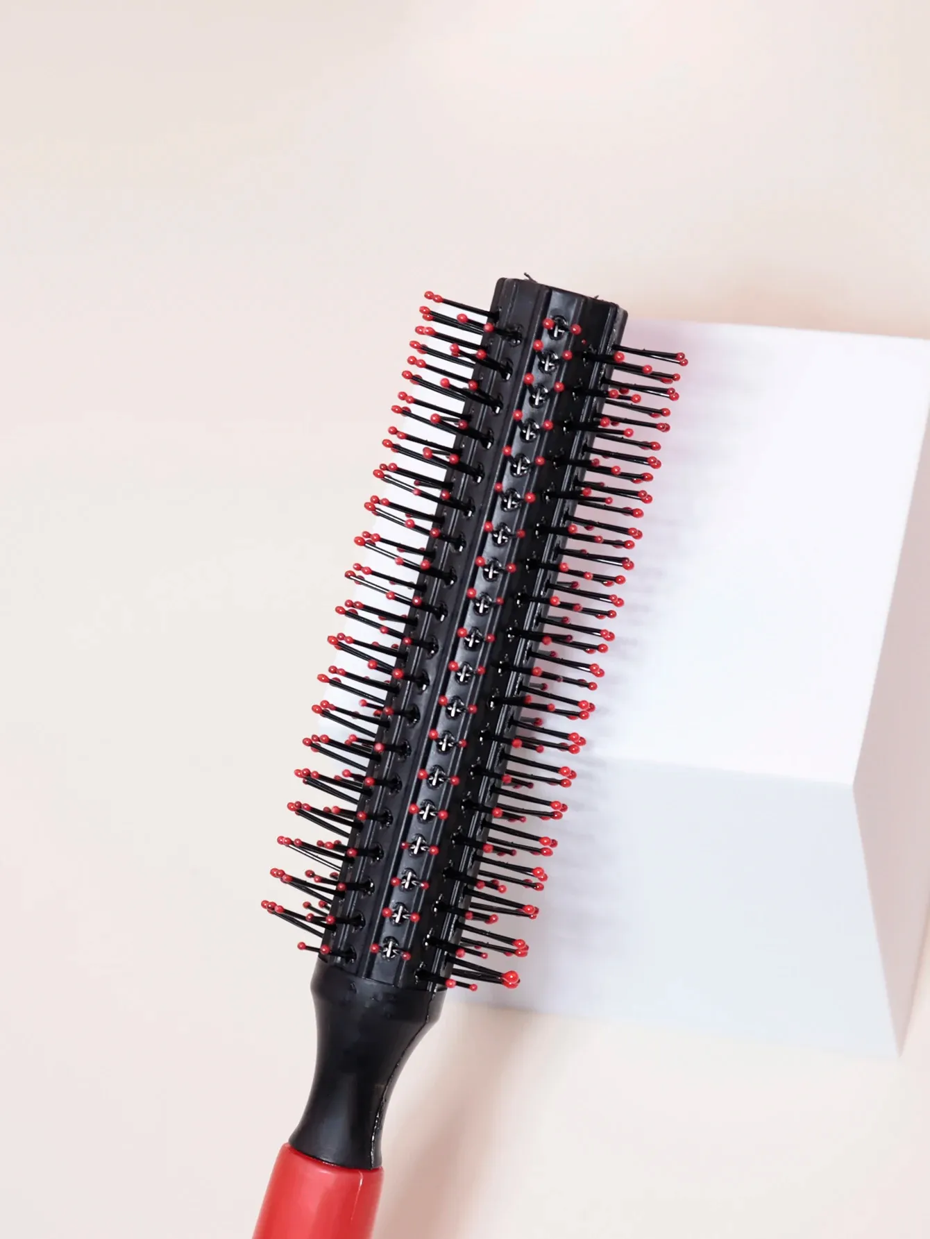 Peigne cylindrique professionnel en utilisation