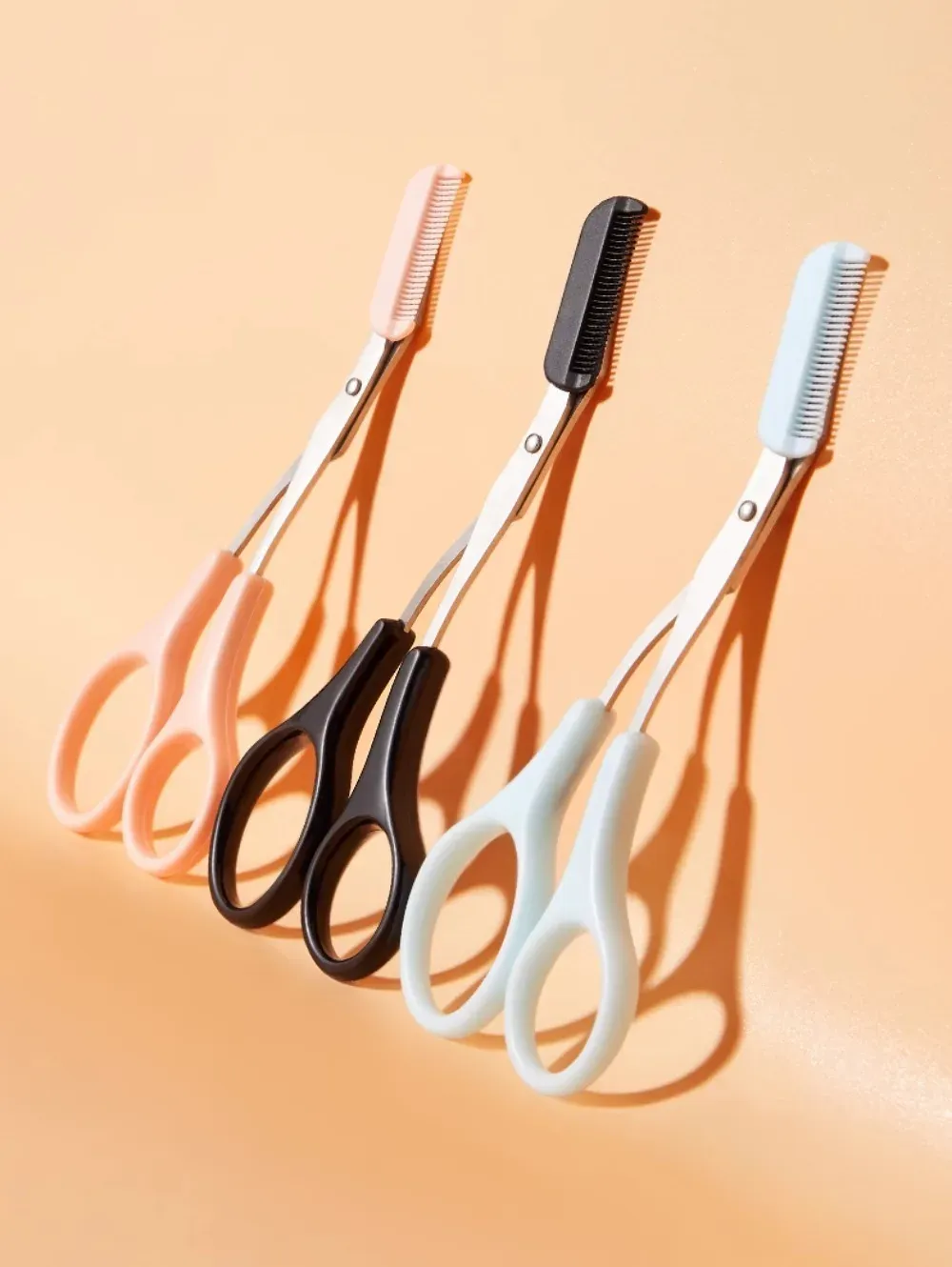 Ciseaux à sourcils en situation