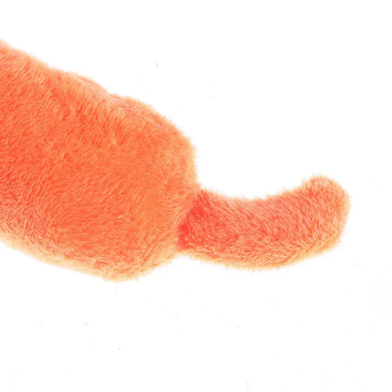 Chat jouant avec un jouet en peluche interactif