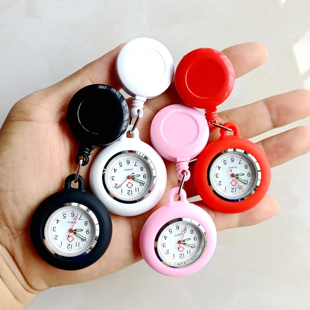 Montre de poche rétractable portée sur une blouse